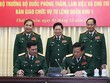 Đại tướng Ngô Xuân Lịch và lãnh đạo Tổng cục Chính trị, Bộ Tổng Tham mưu chứng kiến Lễ ký Biên bản bàn giao Tư lệnh Quân khu 1 giữa Trung tướng Trần Hồng Minh và Thiếu tướng Nguyễn Hồng Thái. Ảnh BQP.