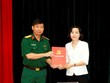 Bí thư Tỉnh ủy Ninh Bình Nguyễn Thị Thanh trao quyết định cho Đại tá Đinh Công Thanh.