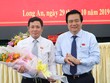 Bí thư Tỉnh ủy, Chủ tịch HĐND tỉnh Long An Phạm Văn Rạnh chúc mừng tân Phó Chủ tịch HĐND tỉnh Long An Mai Văn Nhiều
