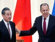 Ngoại trưởng Nga Sergey Lavrov và Ngoại trưởng Trung Quốc Vương Nghị (Ảnh: Reuters).