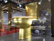 Chiếc toilet bằng vàng, gắn kim cương (Ảnh: Imaginechina).