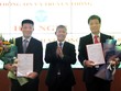 Thứ trưởng Nguyễn Thành Hưng trao quyết định và chúc mừng các đồng chí Đỗ Công Anh, Nguyễn Hồng Thắng.