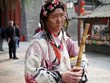 Lý đóng giả ăn mày thời cổ tại khu du lịch.