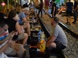Trước khi bị đóng cửa, nhiều du khách đã đến Phố cà phê đường tàu để trải nghiệm cảm giác ngồi uống nước sát với đoàn tàu chạy qua. (Ảnh: Hoàng Anh/Vietnam+)