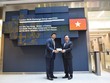 Năm 2019, ngành tài chính Việt Nam tổ chức thành công Hội nghị Xúc tiến đầu tư gián tiếp tại London, Vương quốc Anh
Trong ảnh: Lãnh đạo Sở GDCK London chào đón Bộ trưởng Bộ Tài chính Đinh Tiến Dũng đến thăm Sở giao dịch.