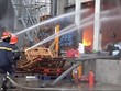Lực lượng phóng cháy, chữa cháy nỗ lực dập lửa. (Ảnh: Nguyễn Văn Việt/TTXVN)