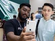 Nhân viên Apple ở Kuala Lumpur giới thiệu cho khách hàng về mẫu điện thoại iPhone 11. (Nguồn: Getty Images)
