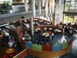 Một khu ăn uống bên trong văn phòng Google. Ảnh: Bloomberg.