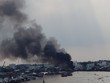 Ngọn lửa bốc cháy ngùn ngụt từ cơ sở sản xuất dầu,