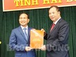 Bí thư Tỉnh ủy, Chủ tịch HĐND tỉnh Hải Dương Nguyễn Mạnh Hiển trao quyết định và chúc mừng đồng chí Lưu Văn Bản.