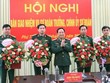 Thiếu tướng Trịnh Văn Quyết chúc mừng các cán bộ được điều động, bổ nhiệm.