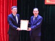 Đồng chí Trịnh Văn Chiến, Ủy viên Trung ương Đảng, Bí thư Tỉnh ủy, Chủ tịch HĐND tỉnh trao Quyết định cho đồng chí Lê Anh Xuân.