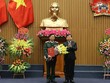 Viện trưởng Viện Kiểm sát nhân dân tối cao Lê Minh Trí trao quyết định và chúc mừng Thiếu tướng Tạ Quang Khải.