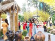 Các bạn trẻ chụp ảnh tại Lễ hội Tết Việt với nét mộc mạc của làng quê, hay một góc Sài Gòn xưa. (Ảnh: Thanh Vũ - TTXVN).