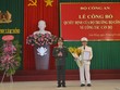 Thượng tướng Nguyễn Văn Thành trao quyết định và chúc mừng Đại tá Lê Vinh Quy.