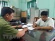 Công an làm việc với Trần Văn Tùng. (Ảnh: TTXVN).