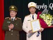 Thượng tướng Nguyễn Văn Thành trao quyết định và tặng hoa chúc mừng Đại tá Phạm Kim Đĩnh được bổ nhiệm làm Giám đốc Công an Tuyên Quang.