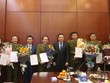 Thứ trưởng Đặng Hoàng An trao quyết định và chúc mừng các cán bộ được điều động, bổ nhiệm.