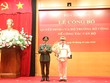Trung tướng Lương Tam Quang trao quyết định và chúc mừng Đại tá Lê Minh Quang.