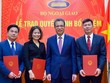 Thứ trưởng Đặng Minh Khôi trao quyết định và chúc mừng các cán bộ được bổ nhiệm.