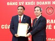 Đồng chí Nguyễn Văn Bình, Ủy viên Bộ Chính trị, Bí thư Trung ương Đảng, Trưởng ban Kinh tế Trung ương trao quyết định cho đồng chí Hoàng Giang.