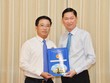 Ông Lê Huỳnh Minh Tú (trái) nhận quyết định bổ nhiệm giữ chức vụ Phó Giám đốc Sở Công thương TPHCM. Ảnh: Sài Gòn giải phóng online.