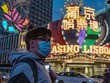 Người Macao đeo khẩu trang trước 1 sòng bạc (Ảnh: ET).