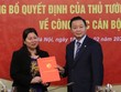 Bộ trưởng Trần Hồng Hà trao quyết định cho bà Trần Thị Phương Hoa.