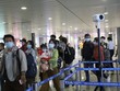 Hành khách qua chốt kiểm soát virus corona tại sân bay Tân Sơn Nhất.