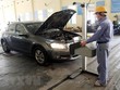 Đăng kiểm viên tiến hành kiểm định phương tiện đến đăng kiểm. (Ảnh: Hoàng Hùng/TTXVN).