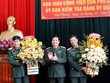 Thiếu tướng Bùi Công Chức chúc mừng Đại tá Đoàn Hoài Nam và Đại tá Lê Văn Duẩn.