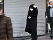 Người Iran đeo khẩu trang tại thủ đô Tehran (Ảnh: Reuters).