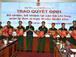Trung tướng Trần Hoài Trung trao quyết định cho các cán bộ.