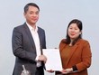 Thứ trưởng Nguyễn Thị Phương Hoa trao quyết định cho đồng chí Lê Vũ Tuấn Anh.