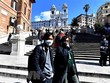 Người dân và du khách đeo khẩu trang phòng lây nhiễm COVID-19 tại Venice, Italy, ngày 8/3. (Ảnh: AFP/TTXVN)