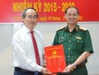 Bí thư Thành ủy, Bí thư Đảng ủy Quân sự TP.HCM Nguyễn Thiện Nhân trao quyết định cho Thiếu tướng Nguyễn Văn Nam.