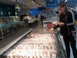 Người tiêu dùng mua thịt sạch tại siêu thị Vinmart. (Ảnh: Đỗ Phương Anh/TTXVN).