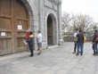 Khách tham quan đọc thông báo khi đến khu di tích. (Ảnh: Thùy Dung/TTXVN).