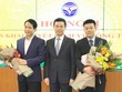 Bộ trưởng Nguyễn Mạnh Hùng trao quyết định và chúc mừng ông Trần Minh Tân  và ông Nguyễn Hồng Thắng.