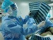 Bác sỹ kiểm tra hình chụp CT phổi của bệnh nhân nhiễm COVID-19 tại bệnh viện dã chiến ở Vũ Hán, tỉnh Hồ Bắc, Trung Quốc, ngày 17/3/2020. (Ảnh: THX/TTXVN).