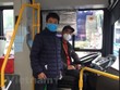 Tài xế và nhân viên phụ xe buýt tại Hà Nội đeo khẩu trang phòng chống dịch COVID-19. (Ảnh: CTV/Vietnam+).