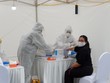 Y bác sỹ lấy mẫu test nhanh Covid-19 gần Bệnh viện Bạch Mai. (Ảnh: Nhật Minh).