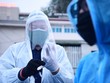 Nhân viên y tế Bệnh viện Bạch Mai mặc đồ bảo hộ chống nCoV.