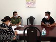 Cơ quan chức năng làm việc với Nguyễn Lập T. (áo đen). (Ảnh: TTXVN phát).