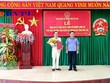 Ông Lê Quang Tiến, Viện trưởng VKSND tỉnh Đắk Lắk (phải) trao quyết định bổ nhiệm chức vụ Phó Viện trưởng VKSND tỉnh cho ông Đinh Quang Cử (trái).