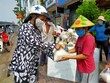 Hình ảnh lay động lòng người ngày hết giãn cách xã hội: Các em nhỏ Sài Gòn lễ phép phát thực phẩm cho người nghèo