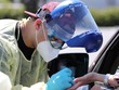 Nhân viên y tế tại một trạm xét nghiệm ở Los Angeles ngày 24/4. Ảnh: Reuters.