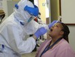 Nhân viên y tế lấy mẫu xét nghiệm COVID-19 tại Windhoek, Namibia, ngày 22/4/2020. (Ảnh: THX/TTXVN).