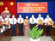 Lãnh đạo tỉnh Bình Dương trao quyết định và chúc mừng các cán bộ được chuẩn y, chỉ định chức vụ mới.