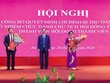 Phó Thống đốc Đào Minh Tú trao quyết định cho ông Phạm Đức Ấn và bà Đỗ Thị Nhàn.